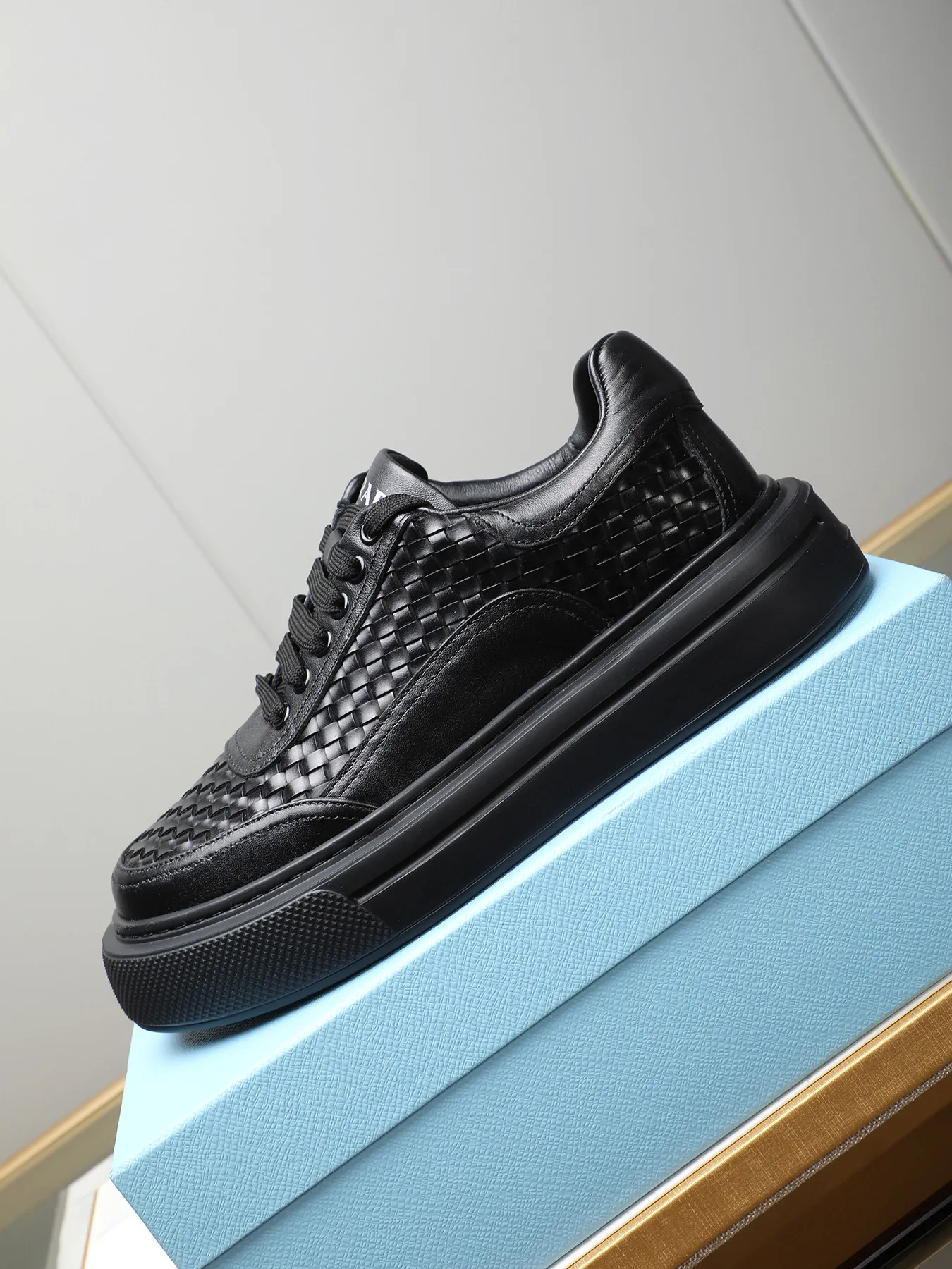 Men's shoes 💰500 Prada/Prada Men's new casual shoes, this upper is made of imported calfskin. The outside is decorated with the P family's classic metal triangle enamel logo, with cowhide lining and cowhide for the foot pads. The outsole is made of non-slip sports exclusive rubber outsole with logo, which feels good on the feet. It is a fashionable and fashionable item!  Size: 38-44 (45 customized)